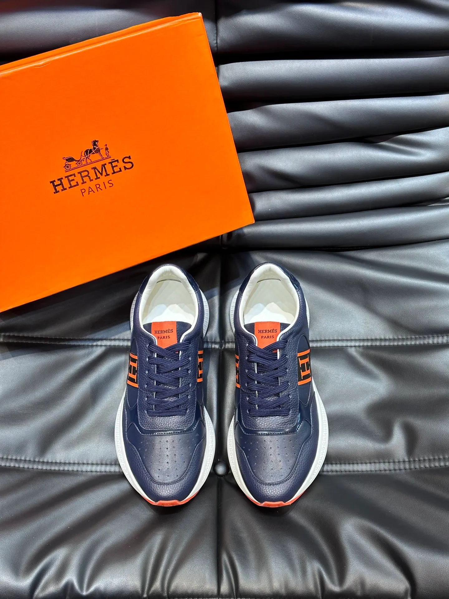 Factory price: 520💰HERMES/Hermes Hugo thick-soled sneakers are casual men's shoes. These sneakers are made of imported first-layer cowhide leather and breathable mesh design. The contrasting color design creates a dynamic and modern shape. The front end of the toe is decorated with natural-color rubber inlays, making it novel and fashionable. The texture is incomparable, with cowhide lining and cowhide foot pads, the upper foot is comfortable and breathable, and the rubber sole is decorated with geometric patterns and iconic "H" details. A very personal one! Size: 39-44 (customized at 38.45)